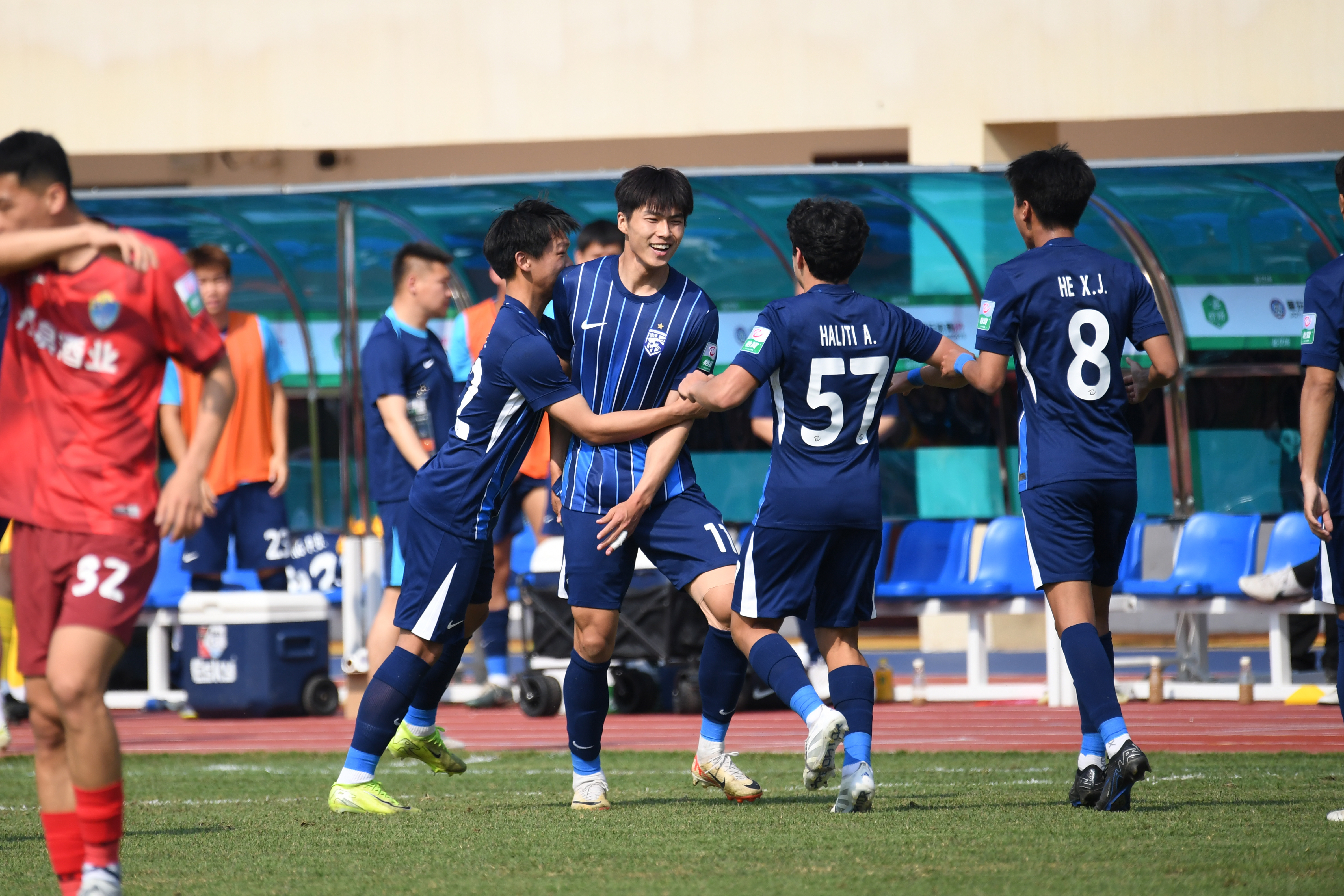 南宫官方入口 -武汉三镇训练开放日；清晨绝杀压哨引欢呼；CBA季后赛在即；更衣室氛围转暖的简单介绍